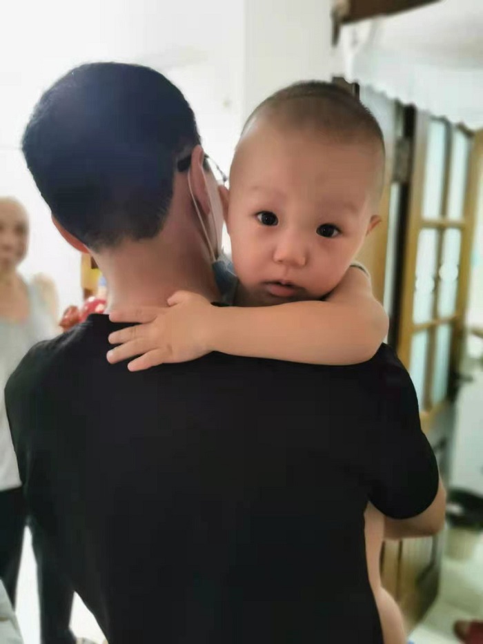 临行时儿子的不舍.jpg 临行时儿子的不舍.jpg