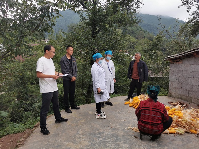 驻村干部带医务人员到农户家动员疫苗接种.jpg 驻村干部带医务人员到农户家动员疫苗接种.jpg