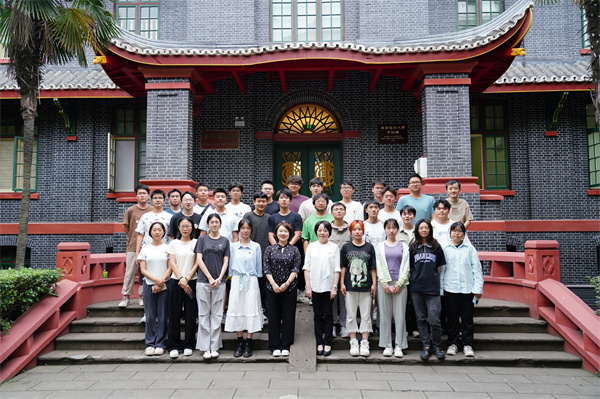 开展“青春为中国式现代化挺膺担当”主题团日活动暨名誉班主任见面会